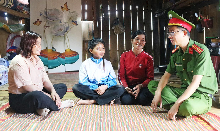 Mô hình "Con nuôi Công an xã" ở Xã Tú An (thị xã An Khê) được người dân đồng tình ủng hộ. Ảnh: Hoàng Lộc Mô hình "Con nuôi Công an xã" ở Xã Tú An (thị xã An Khê) được người dân đồng tình ủng hộ. Ảnh: Hoàng Lộc
