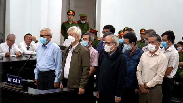 Ông Nguyễn Chiến Thắng và Đào Công Thiên tại tòa trong vụ án sai phạm về quản lý đất đai được xét xử năm 2022. Ảnh: L.H. Ông Nguyễn Chiến Thắng và Đào Công Thiên tại tòa trong vụ án sai phạm về quản lý đất đai được xét xử năm 2022. Ảnh: L.H.