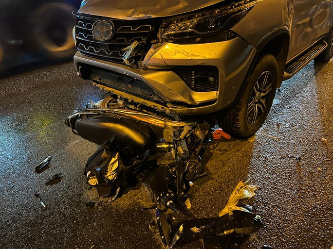 Chiếc xe máy mắc kẹt dưới ô tô sau cú va chạm trực diện.