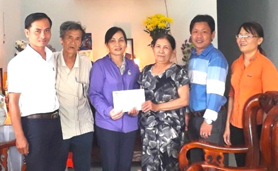 Đại diện Ủy ban MTTQ Việt Nam thị xã An Khê trích Quỹ "Vì người nghèo" hỗ trợ cho hộ nghèo. Ảnh: Ngọc Minh Đại diện Ủy ban MTTQ Việt Nam thị xã An Khê trích Quỹ "Vì người nghèo" hỗ trợ cho hộ nghèo. Ảnh: Ngọc Minh