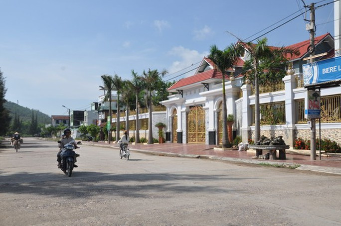 Đang chạy xe trên đường, người phụ nữ bất ngờ bị tạt a xít - Ảnh 1. Thị trấn Tuy Phước, nơi xảy ra vụ việc