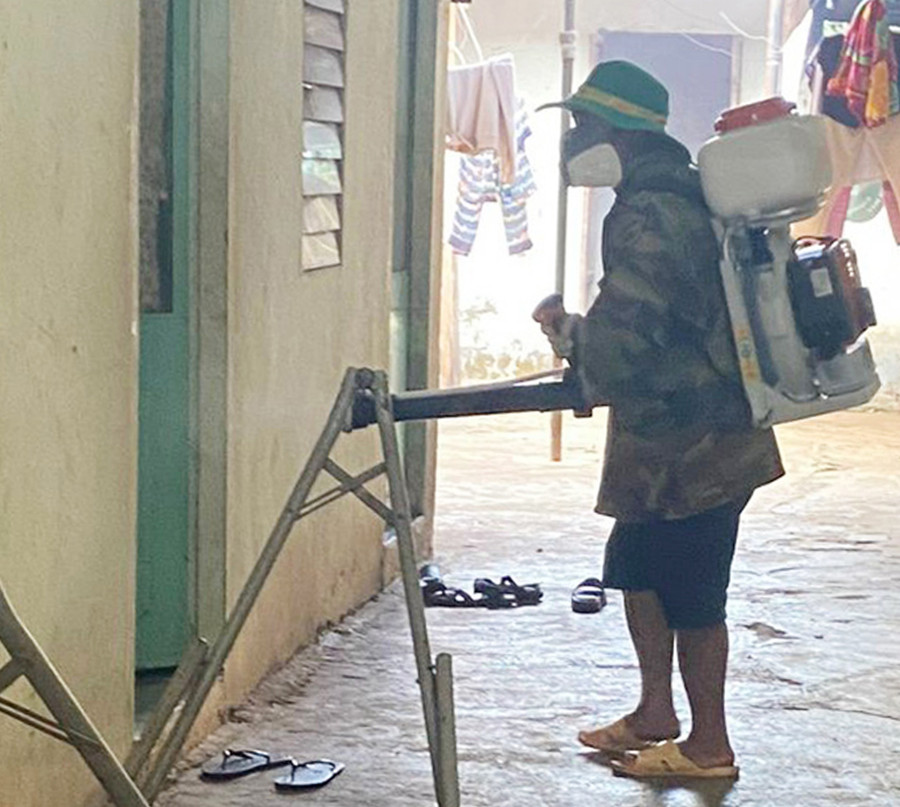 Nhân viên Trung tâm Y tế huyện Ia Grai phun hóa chất xử lý ổ dịch SXH tại tổ dân phố 7, thị trấn Ia Kha. Ảnh: Phương Lộc