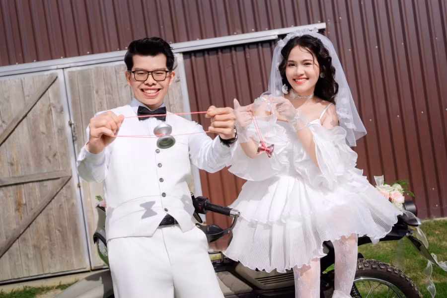 Bộ ảnh cưới chơi yoyo của cặp đôi gây sốt