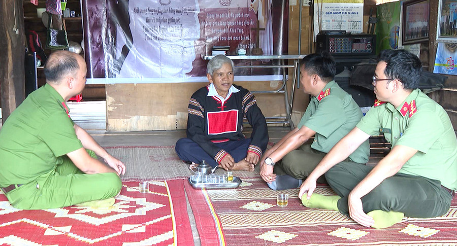 Cán bộ Công an huyện Phú Thiện và xã Ia Ake tiếp xúc tranh thủ ông Nay Ku để tuyên truyền, vận động người lầm lỡ trở về sinh hoạt tôn giáo thuần túy được Nhà nước công nhận. Ảnh: H.T Cán bộ Công an huyện Phú Thiện và xã Ia Ake tiếp xúc tranh thủ ông Nay Ku để tuyên truyền, vận động người lầm lỡ trở về sinh hoạt tôn giáo thuần túy được Nhà nước công nhận. Ảnh: H.T