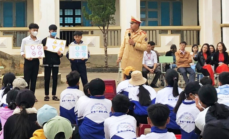 Công an huyện Mang Yang tuyên truyền pháp luật cho học sinh Trường THCS H’ra (xã Hà Ra, huyện Mang Yang). Ảnh: R.H