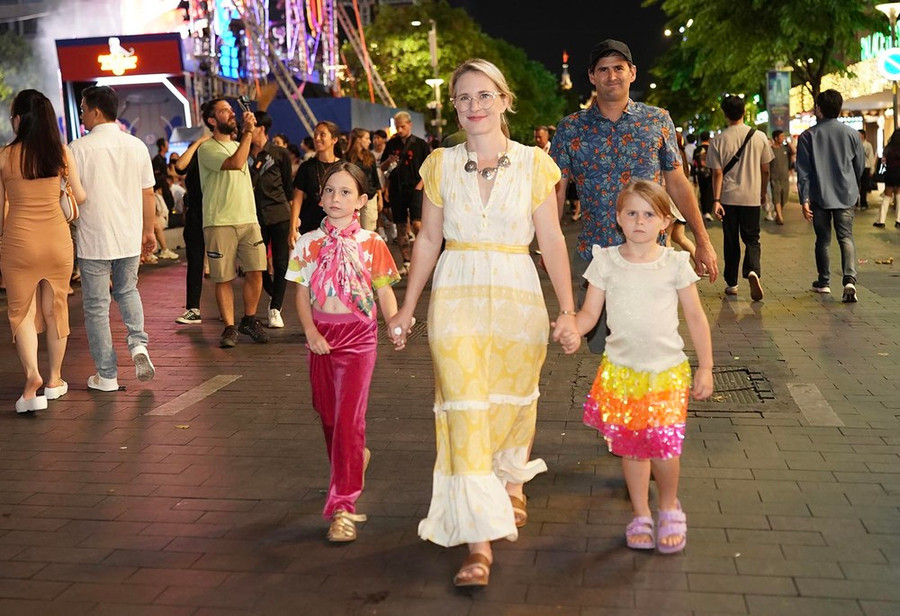 Khách nước ngoài vui chơi tại Phố đi bộ Nguyễn Huệ những ngày đầu năm mới 2024. Ảnh: HOÀNG HÙNG Khách nước ngoài vui chơi tại Phố đi bộ Nguyễn Huệ những ngày đầu năm mới 2024. Ảnh: HOÀNG HÙNG