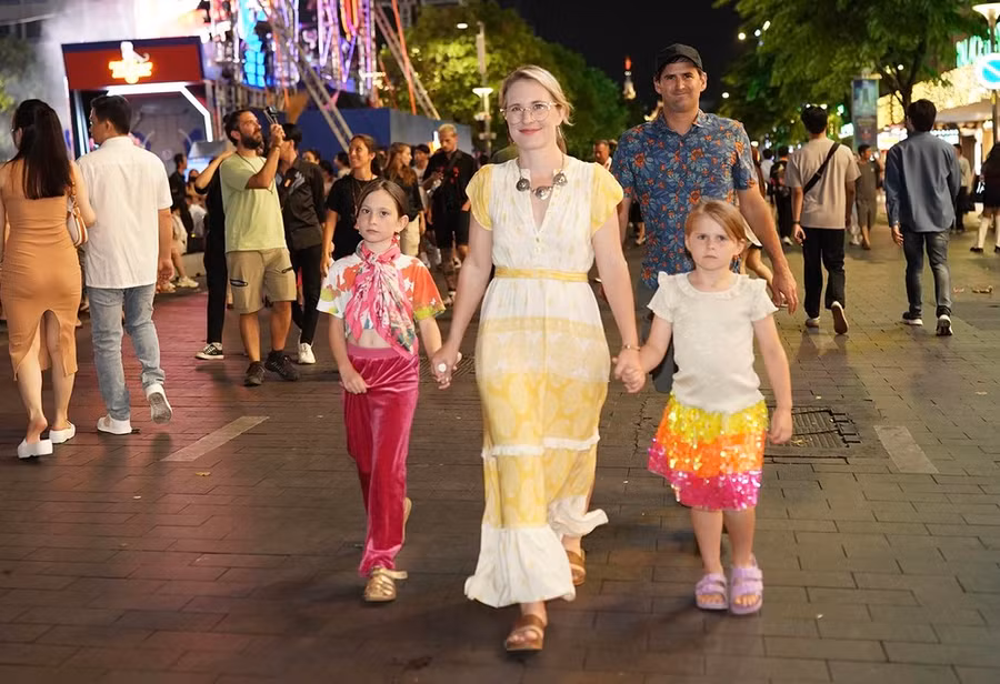 Khách nước ngoài vui chơi tại Phố đi bộ Nguyễn Huệ những ngày đầu năm mới 2024. Ảnh: HOÀNG HÙNG