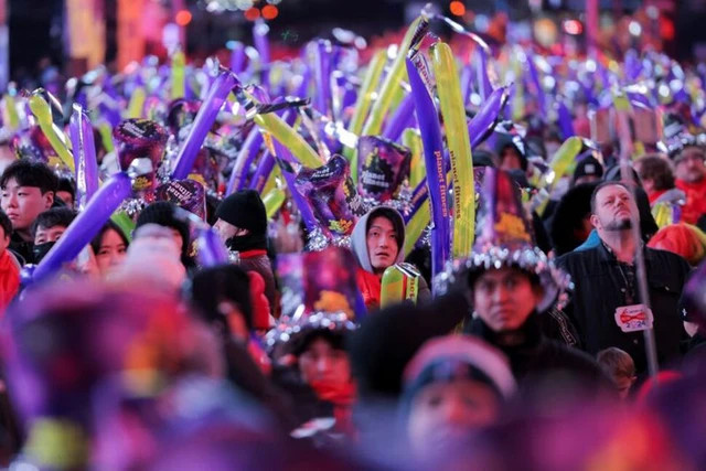 Hàng chục ngàn người tụ tập ở Quảng trường Thời đại, TP New York - Mỹ để chứng kiến lễ thả quả cầu pha lê chào đón năm mới 2024. Ảnh: Reuters