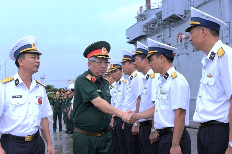 Thứ trưởng Bộ Quốc phòng kiểm tra công tác sẵn sàng chiến đấu tại Lữ đoàn 171 (Vùng 2 Hải quân), tháng 5/2018. Ảnh: Mai Thắng Thứ trưởng Bộ Quốc phòng kiểm tra công tác sẵn sàng chiến đấu tại Lữ đoàn 171 (Vùng 2 Hải quân), tháng 5/2018. Ảnh: Mai Thắng