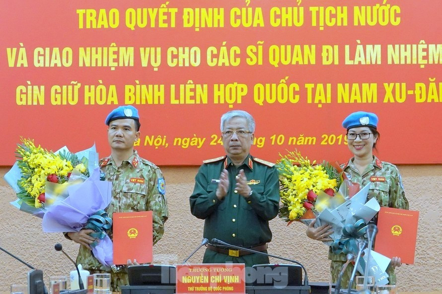 Thượng tướng Nguyễn Chí Vịnh trao Quyết định của Chủ tịch nước và giao nhiệm vụ cho 2 sĩ quan đi làm nhiệm vụ tại Phái bộ GGHB LHQ ở Nam Sudan, ngày 24/10/2019. Ảnh: Nguyễn Minh Thượng tướng Nguyễn Chí Vịnh trao Quyết định của Chủ tịch nước và giao nhiệm vụ cho 2 sĩ quan đi làm nhiệm vụ tại Phái bộ GGHB LHQ ở Nam Sudan, ngày 24/10/2019. Ảnh: Nguyễn Minh