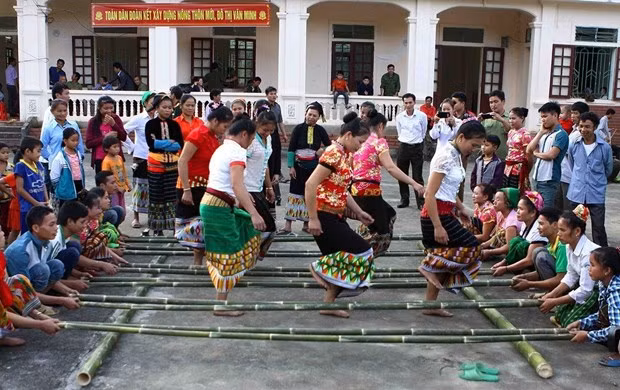 Bà con dân bản Chà Lấu, xã Nậm Giải (huyện Quế Phong, tỉnh Nghệ An) vui nhảy sạp tại Ngày hội Đại đoàn kết toàn dân tộc . (Ảnh: Thanh Tùng/TTXVN)