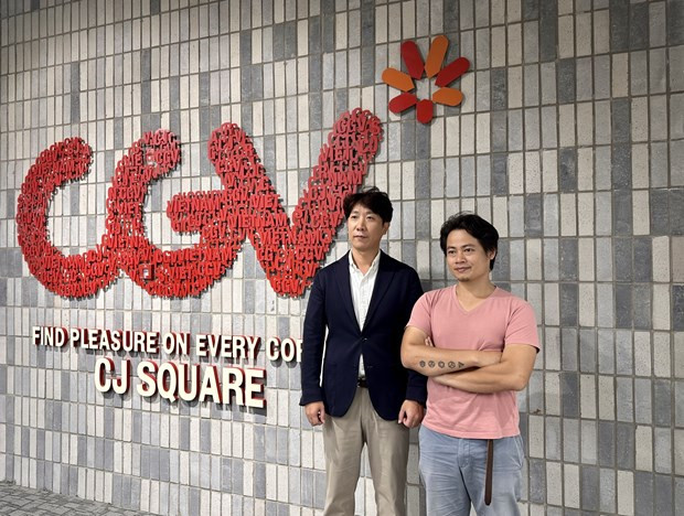 Đạo diễn phim trẻ người Việt Nam Lê Lâm Viên (phải) chụp ảnh cùng ông Ko Jae Soo (trái) - Giám đốc CJ CGV Việt Nam. (Ảnh: Nguyễn Diệp/TTXVN) Đạo diễn phim trẻ người Việt Nam Lê Lâm Viên (phải) chụp ảnh cùng ông Ko Jae Soo (trái) - Giám đốc CJ CGV Việt Nam. (Ảnh: Nguyễn Diệp/TTXVN)