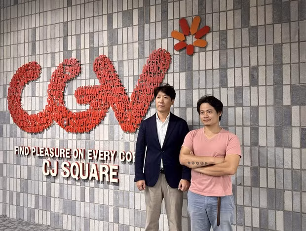 Đạo diễn phim trẻ người Việt Nam Lê Lâm Viên (phải) chụp ảnh cùng ông Ko Jae Soo (trái) - Giám đốc CJ CGV Việt Nam. (Ảnh: Nguyễn Diệp/TTXVN)