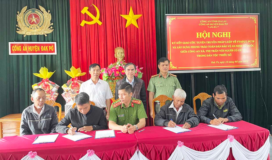 Công an các xã, thị trấn ký kết giao ước với người có uy tín trong đồng bào dân tộc thiểu số. Ảnh: Tuyết Mai Công an các xã, thị trấn ký kết giao ước với người có uy tín trong đồng bào dân tộc thiểu số. Ảnh: Tuyết Mai