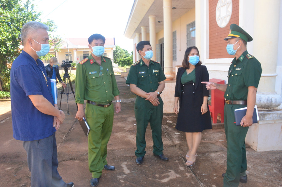 Các lực lượng chức năng trao đổi thông tin để tuyên truyền người dân không vượt biên trái phép. Ảnh: Vĩnh Hoàng Các lực lượng chức năng trao đổi thông tin để tuyên truyền người dân không vượt biên trái phép. Ảnh: Vĩnh Hoàng