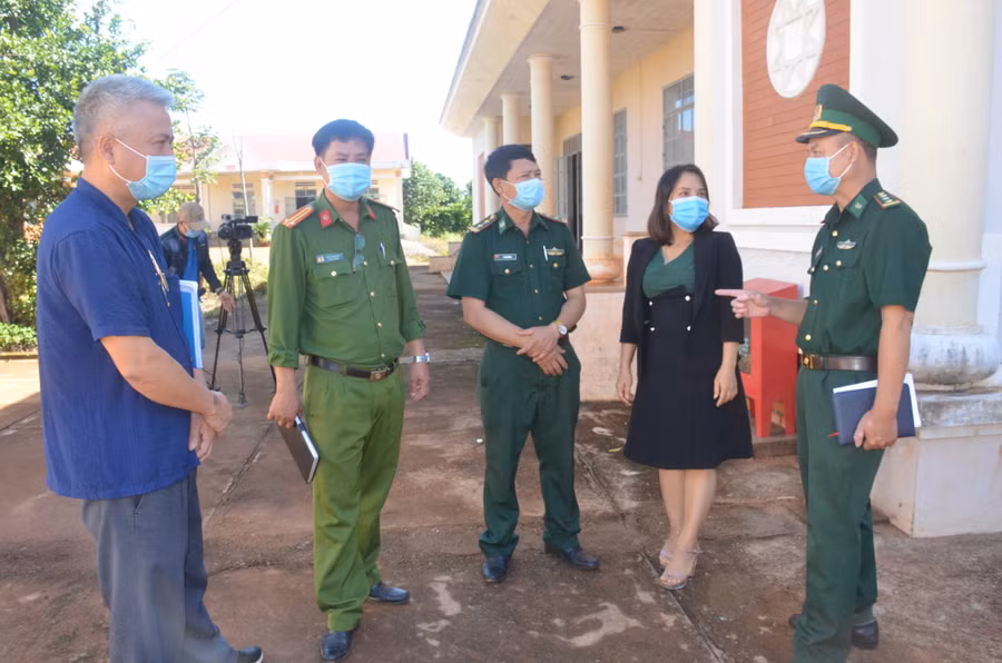Các lực lượng chức năng trao đổi thông tin để tuyên truyền người dân không vượt biên trái phép. Ảnh: Vĩnh Hoàng
