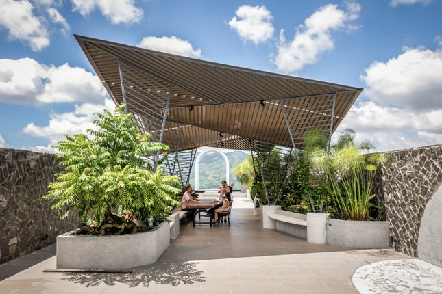 Sân vườn kết hợp cây xanh và tiểu cảnh là nơi thư giãn cho gia đình.