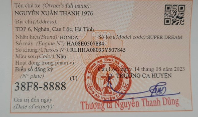 Anh Nguyễn Xuân Thành được đăng ký là chủ mới của xe máy Honda Super Dream biển số 38F8-8888. Anh Nguyễn Xuân Thành được đăng ký là chủ mới của xe máy Honda Super Dream biển số 38F8-8888.