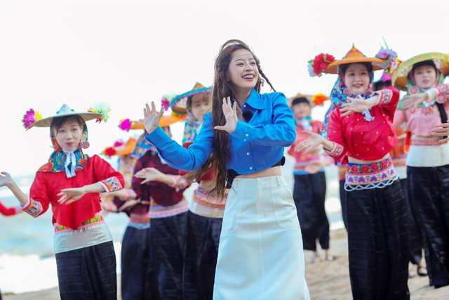 Chi Pu tham gia show ẩm thực Trung Quốc - Ảnh 1. Chi Pu xuất hiện với hình ảnh rạng rỡ, đáng yêu trong show ẩm thực Trung Quốc. Ảnh: NVCC