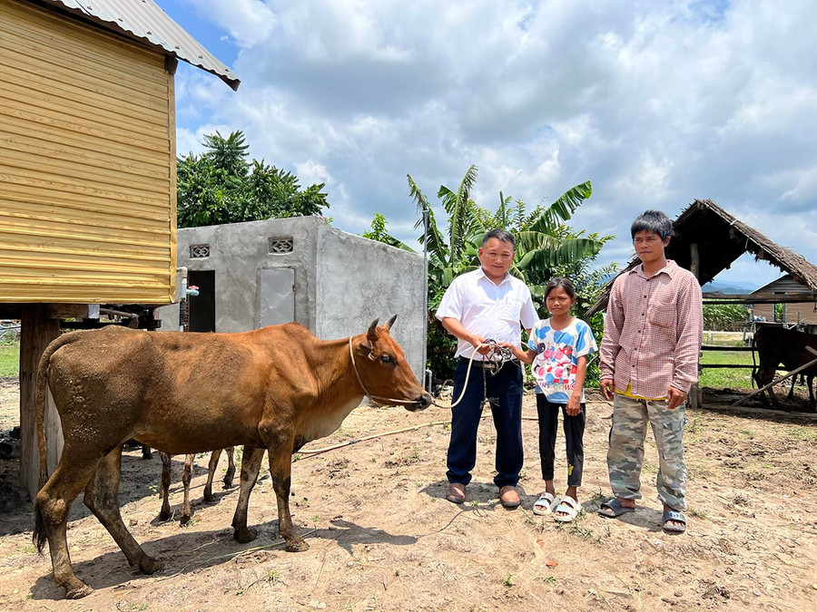 Thầy Vũ Văn Tùng (bìa trái) tặng bò cho thiếu nhi khó khăn ở làng Bi Gia, xã Pờ Tó, huyện Ia Pa. Ảnh: P.L