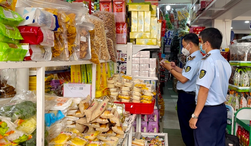 Lực lượng Quản lý thị trường tăng cường kiểm tra, kiểm soát hàng hóa lưu thông trên thị trường nhằm kịp thời xử lý những vi phạm. Ảnh: Vũ Thảo Lực lượng Quản lý thị trường tăng cường kiểm tra, kiểm soát hàng hóa lưu thông trên thị trường nhằm kịp thời xử lý những vi phạm. Ảnh: Vũ Thảo