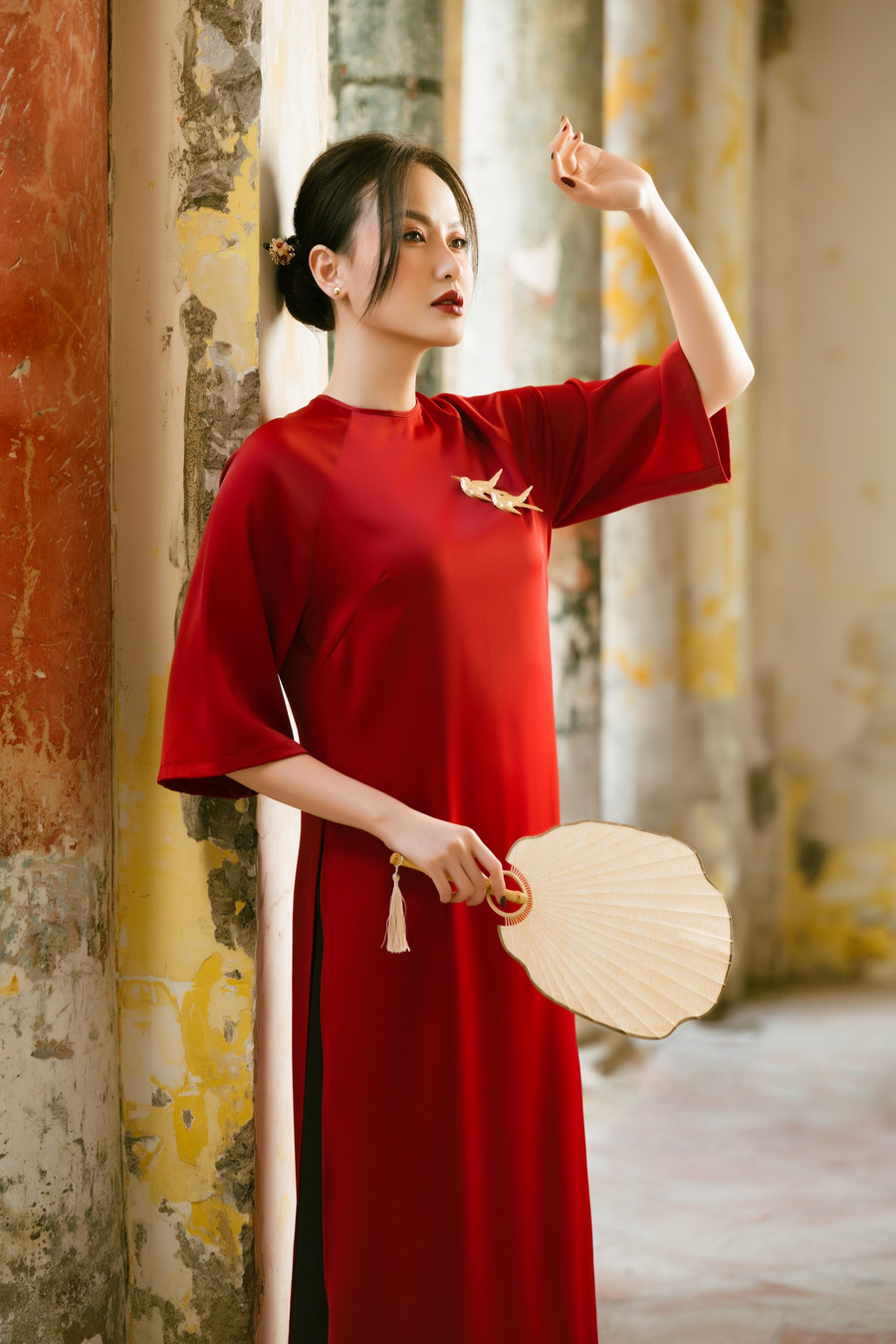 Dựa trên phom dáng của tà áo dài truyền thống, Khánh Ngân cách tân để mang đến sự mới mẻ cho bộ trang phục. Cô kết hợp cùng quần lụa đen, gợi nhớ đến hình ảnh của người phụ nữ Nam bộ. Ảnh: Viết Quý Dựa trên phom dáng của tà áo dài truyền thống, Khánh Ngân cách tân để mang đến sự mới mẻ cho bộ trang phục. Cô kết hợp cùng quần lụa đen, gợi nhớ đến hình ảnh của người phụ nữ Nam bộ. Ảnh: Viết Quý