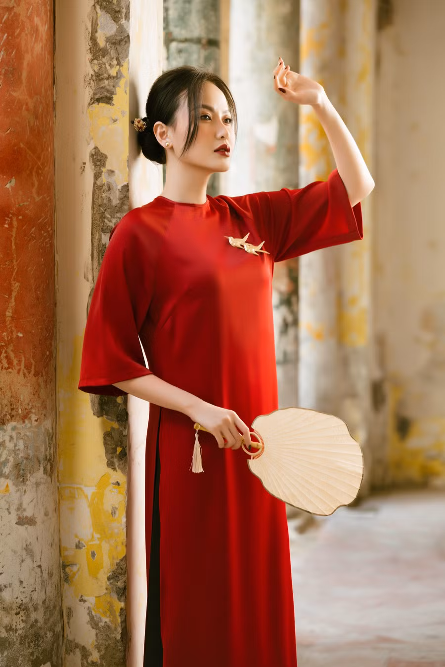 Dựa trên phom dáng của tà áo dài truyền thống, Khánh Ngân cách tân để mang đến sự mới mẻ cho bộ trang phục. Cô kết hợp cùng quần lụa đen, gợi nhớ đến hình ảnh của người phụ nữ Nam bộ. Ảnh: Viết Quý