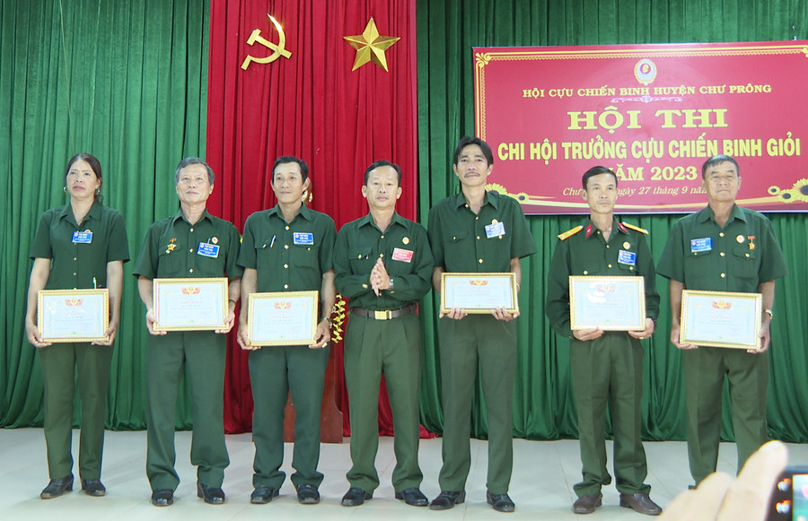 Ông Nguyễn Văn Thiện-Chủ tịch Hội CCB huyện trao giải cho các đội nhất, nhì, ba. Ảnh: Khánh Linh