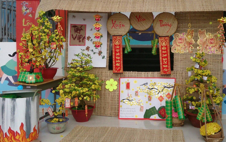Bối cảnh tết được người trẻ tự tay trang trí cân đối, hài hoà. Ảnh: TẤN ĐẠT Bối cảnh tết được người trẻ tự tay trang trí cân đối, hài hoà. Ảnh: TẤN ĐẠT