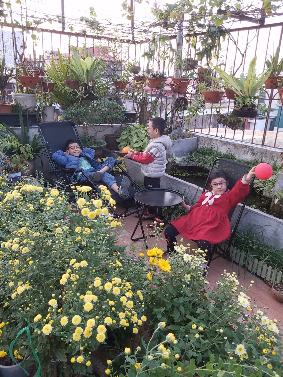 Các thành viên trong gia đình của chị Ngọc tận hưởng không gian xanh, xem hoa nở vào những ngày cuối năm. Ảnh: NVCC