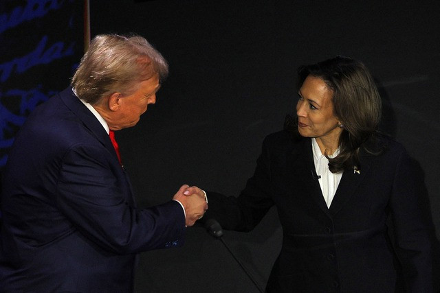 Hai ứng viên tổng thống Donald Trump (trái) và Kamala Harris bắt tay trước khi bước vào cuộc tranh luận tại TP Philadelphia, bang Pennsylvania - Mỹ hôm 10-9. Ảnh: Reuters
