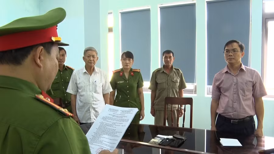 Công an đọc quyết định khởi tố, tạm giam bị can Trần Thạch Nam.