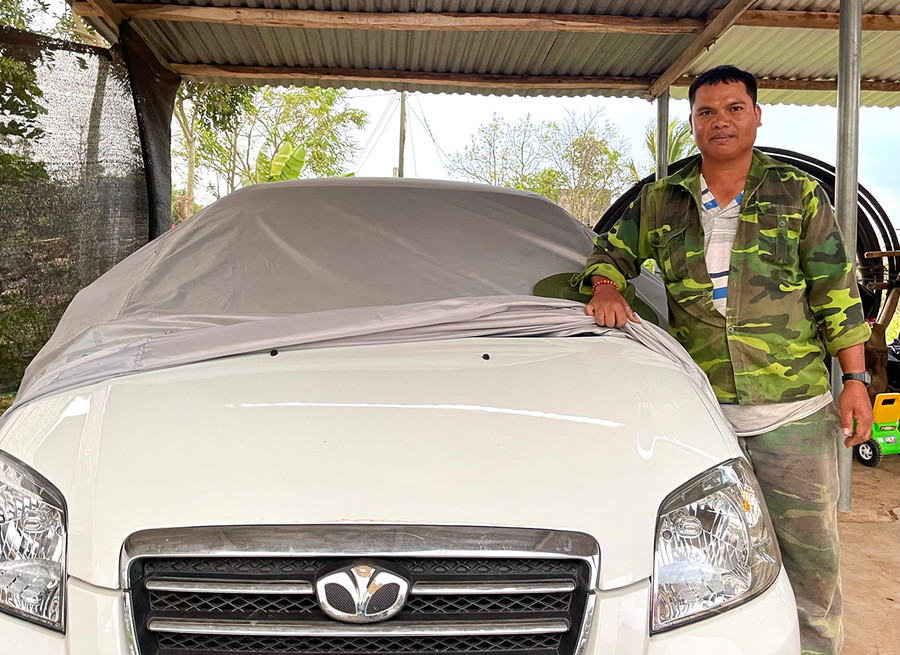 Anh Đinh Văn Mir (làng Dờng) có thu nhập ổn định hơn 200 triệu đồng/năm từ trồng mía và chạy xe dịch vụ. Ảnh: Minh Phương