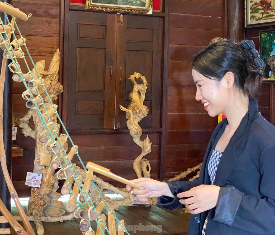 Chị Minh hào hứng, thích thú trải nghiệm âm nhạc của người Ê Đê.