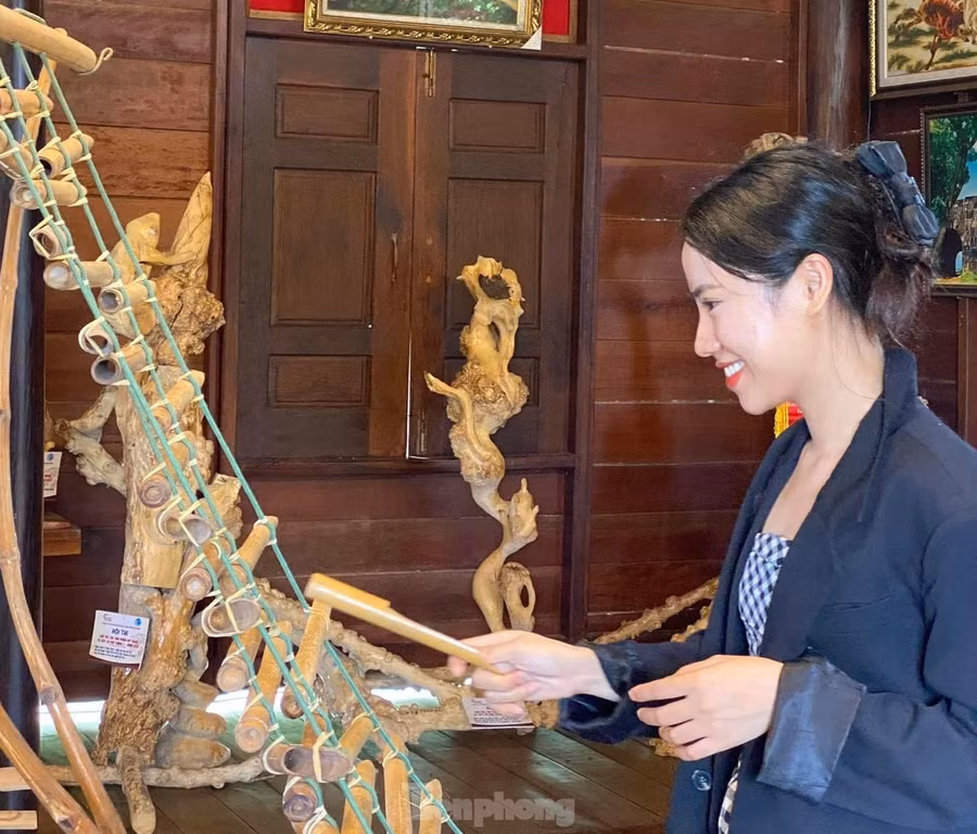 Chị Minh hào hứng, thích thú trải nghiệm âm nhạc của người Ê Đê.