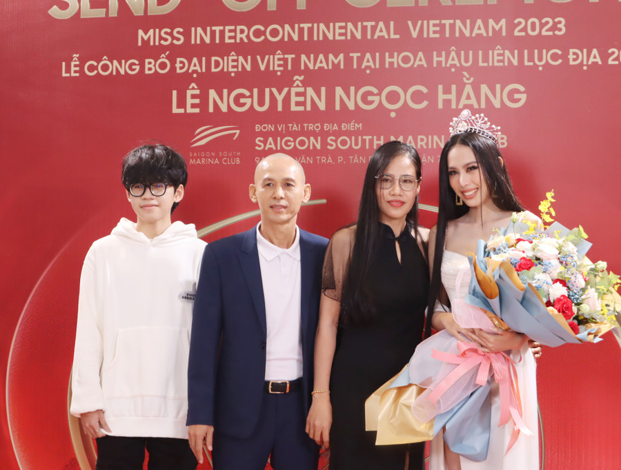 Á hậu 'ăn chay trường' khoe vũ đạo trên sân khấu - Ảnh 11. Trên thảm đỏ, ba mẹ và em trai cũng có mặt để cổ vũ, động viên cho Á hậu Ngọc Hằng. Ảnh: Minh Hy