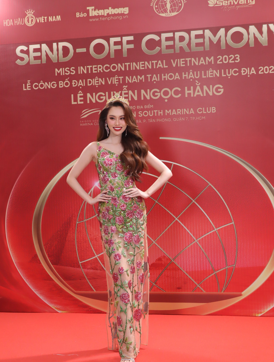 Á hậu 'ăn chay trường' khoe vũ đạo trên sân khấu - Ảnh 7. Á hậu Tâm Như có phần khác biệt hơn khi chọn một chiếc đầm hoa xuyên thấu xuất hiện tại sự kiện. Ảnh: Minh Hy