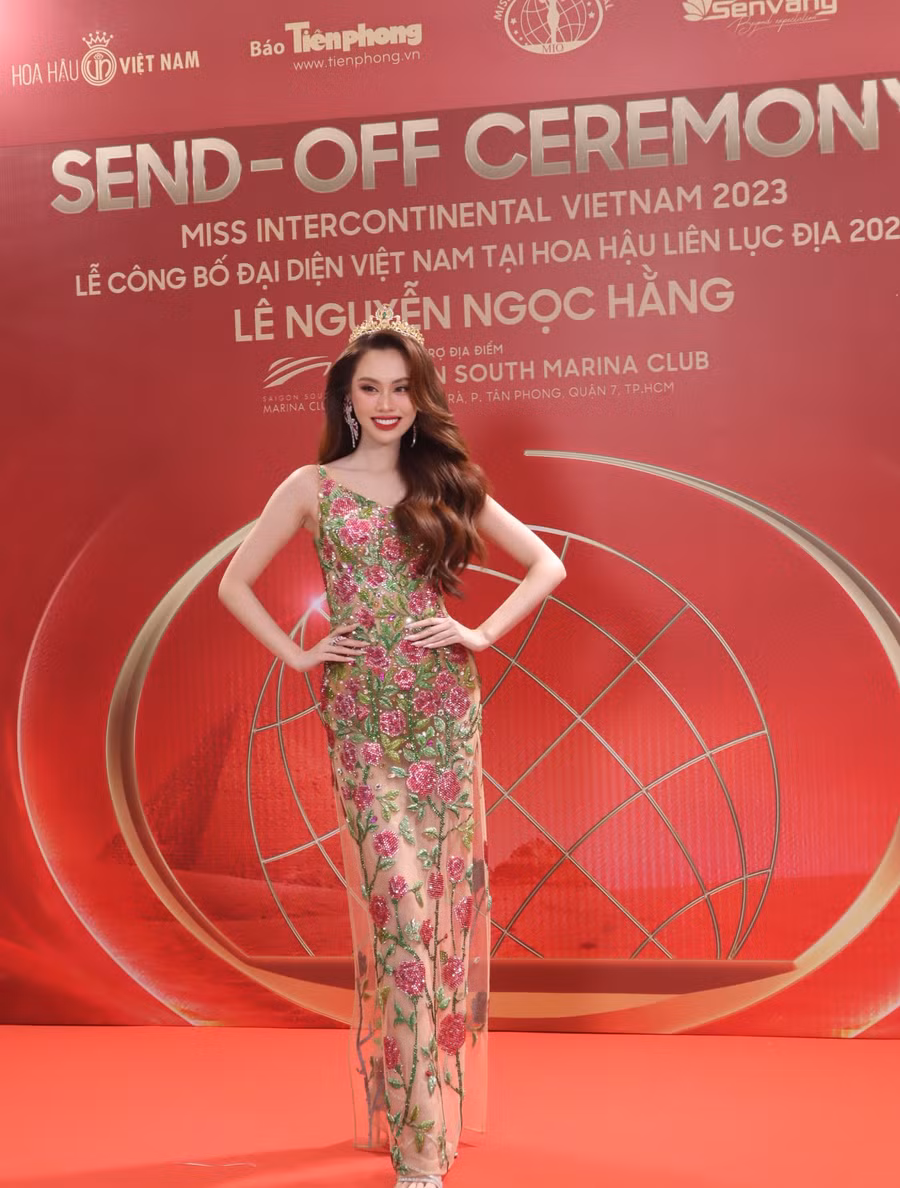 Á hậu Tâm Như có phần khác biệt hơn khi chọn một chiếc đầm hoa xuyên thấu xuất hiện tại sự kiện. Ảnh: Minh Hy