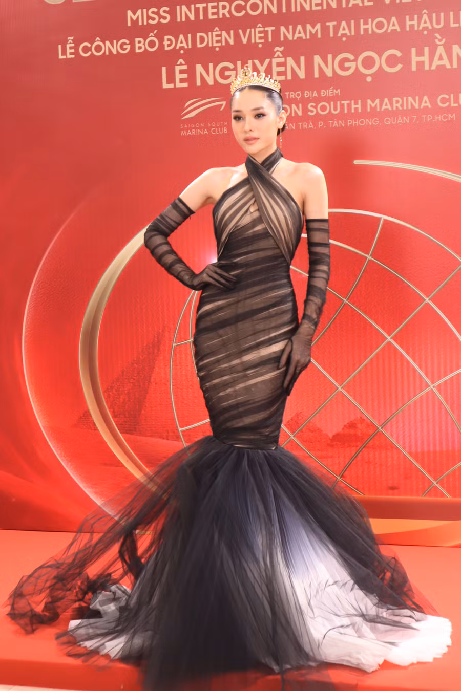 Á hậu Hồng Hạnh ghi điểm với chiếc đầm ôm sát màu đen. Sau khi bước ra từ chương trình The New Mentor và giành được vị trí Á hậu 3 tại Hoa hậu Hòa bình Việt Nam 2023, tên tuổi của cô càng nhận được nhiều sự chú ý. Ảnh: Minh Hy