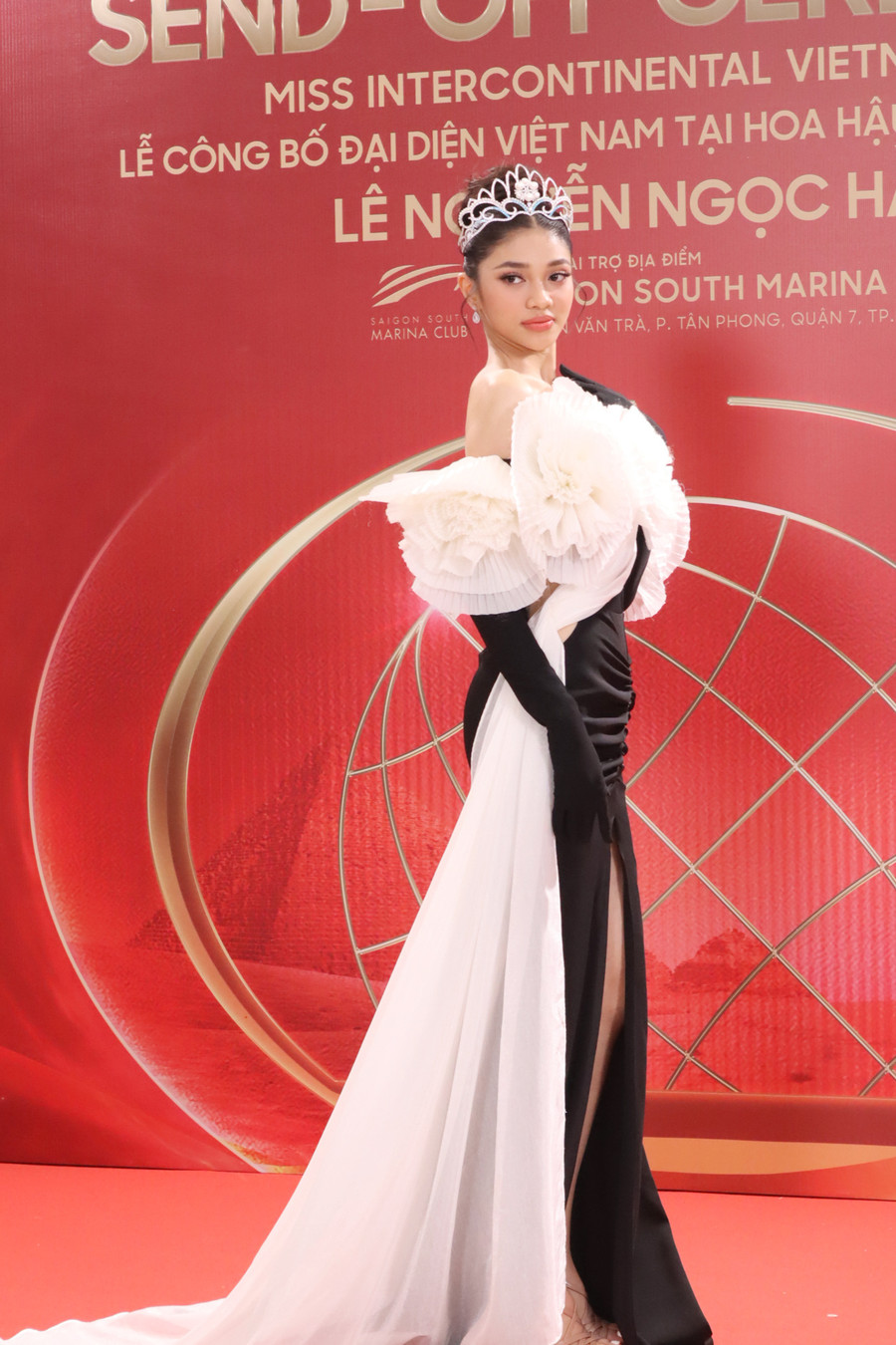 Á hậu 'ăn chay trường' khoe vũ đạo trên sân khấu - Ảnh 8. Á hậu Minh Kiên khoe vai trần gợi cảm trên thảm đỏ. Ảnh: Minh Hy