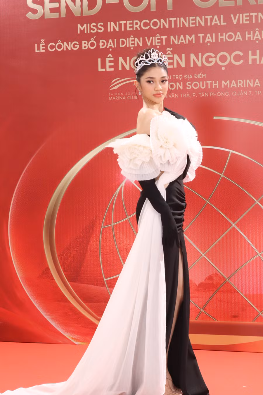 Á hậu Minh Kiên khoe vai trần gợi cảm trên thảm đỏ. Ảnh: Minh Hy