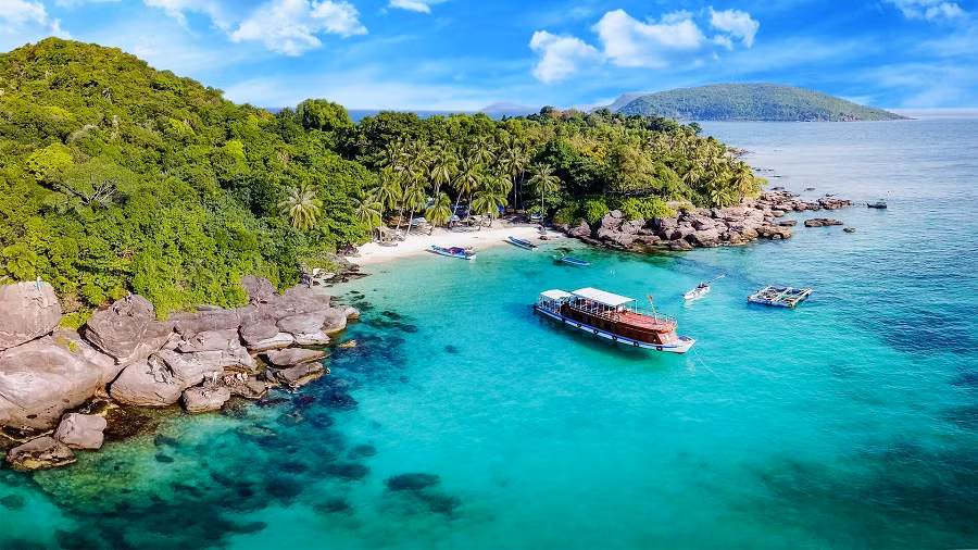 Các điểm đến du lịch nổi tiếng của Việt Nam đang thiếu vắng du khách quốc tế. Ảnh nguồn internet