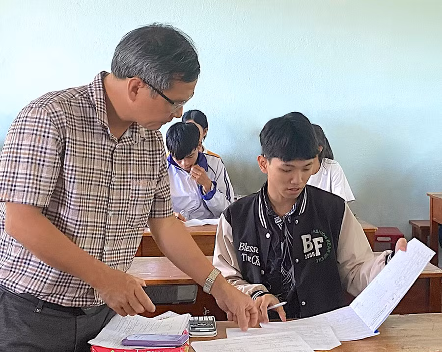 Đoàn công tác của Sở Giáo dục và Đào tạo kiểm tra công tác ôn thi tốt nghiệp tại Trường THPT Võ Văn Kiệt, huyện Phú Thiện (ảnh đơn vị cung cấp).