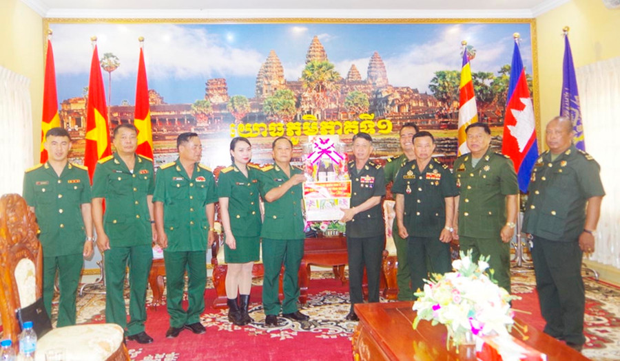 Đoàn công tác của Bộ Chỉ huy Quân sự tỉnh thăm, chúc tết cổ truyền Chol Chnam Thmay năm 2024 tại Bộ Tư lệnh Quân khu 1 (Quân đội Hoàng gia Campuchia). Ảnh: Thanh Tuyền Đoàn công tác của Bộ Chỉ huy Quân sự tỉnh thăm, chúc tết cổ truyền Chol Chnam Thmay năm 2024 tại Bộ Tư lệnh Quân khu 1 (Quân đội Hoàng gia Campuchia). Ảnh: Thanh Tuyền