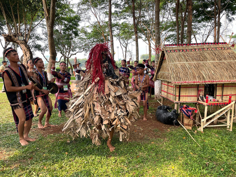 Ngày hội Văn hóa các dân tộc toàn tỉnh lần thứ II năm 2023 là dịp "tiếp thị" văn hóa đến đông đảo du khách, nhất là du khách quốc tế. Ảnh: Lam Nguyên Ngày hội Văn hóa các dân tộc toàn tỉnh lần thứ II năm 2023 là dịp "tiếp thị" văn hóa đến đông đảo du khách, nhất là du khách quốc tế. Ảnh: Lam Nguyên