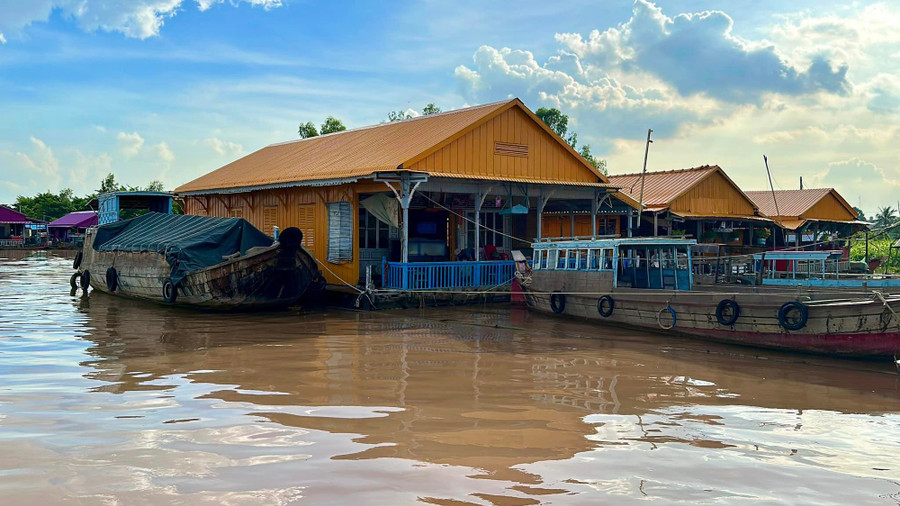 Những ngôi nhà đỏ, cam, vàng, lục, lam, tím... rực rỡ trên sông Hậu. Ảnh: KHƯƠNG NHỰT MINH