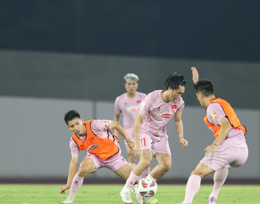 Thầy trò HLV Kim Sang-sik quyết vượt qua thử thách trên sân Basra. Ảnh: VFF