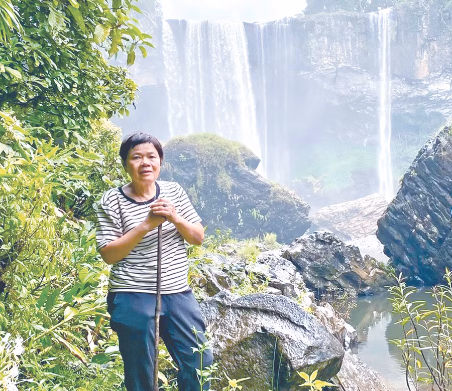 Đạo diễn Phạm Nhuệ Giang trong chuyến khảo sát bối cảnh mới đây tại thác K50, huyện Kbang (ảnh nhân vật cung cấp).