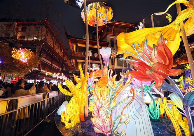 Đèn lồng được thắp sáng rực rỡ tại hội chợ đèn lồng đón Tết Nguyên đán ở Thượng Hải, Trung Quốc. Ảnh: THX/TTXVN Đèn lồng được thắp sáng rực rỡ tại hội chợ đèn lồng đón Tết Nguyên đán ở Thượng Hải, Trung Quốc. Ảnh: THX/TTXVN