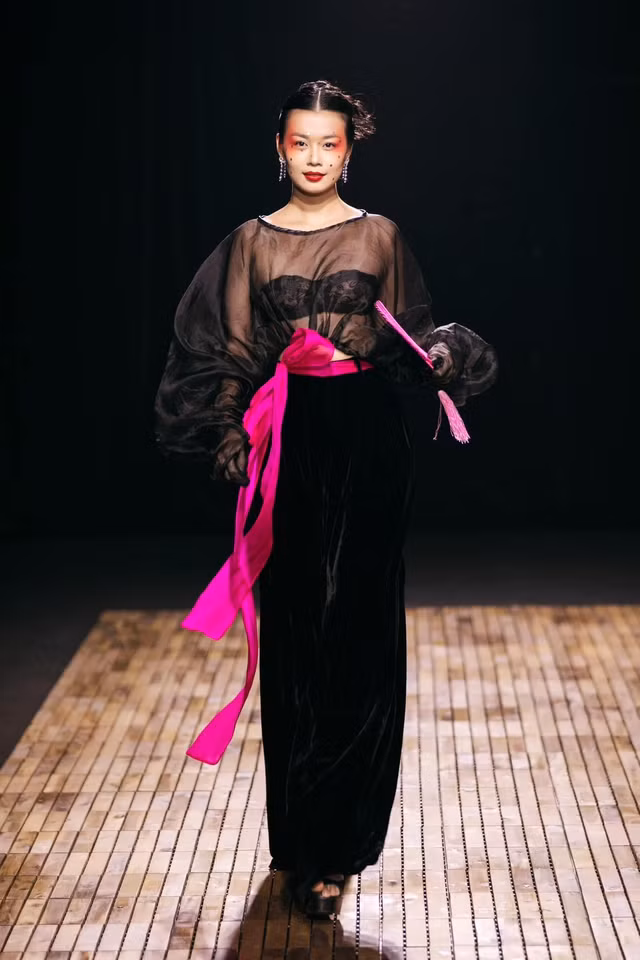 Sự pha phối khéo léo và duyên dáng của NTK Hà Linh Thư đối với hồng vân anh trong các thiết kế thuộc show diễn TALE OF KNOTS